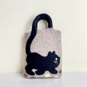 Vertical black cat felt bag