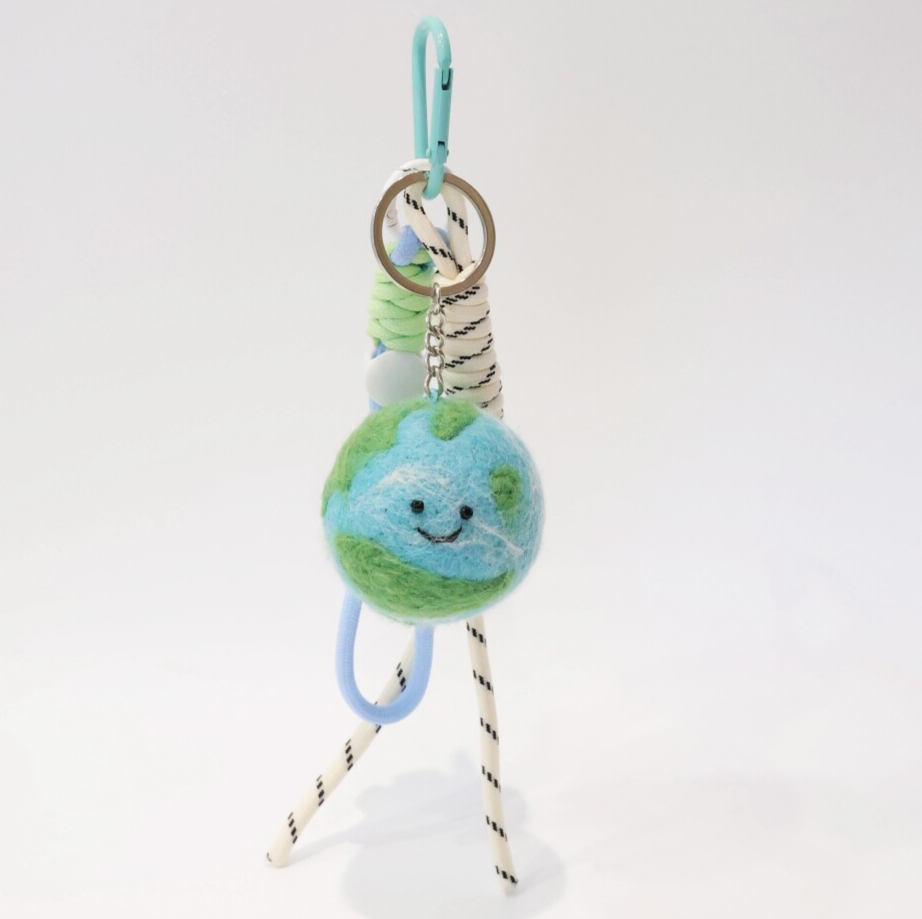 Image 蓝色地球羊毛毡钥匙扣挂件包饰创意... 0